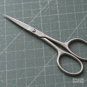 Fine-tip scissors